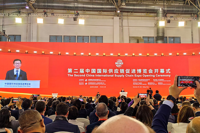 今日开幕！菠菜担保平台机器人亮相第二届中国国际供应链促进博览会